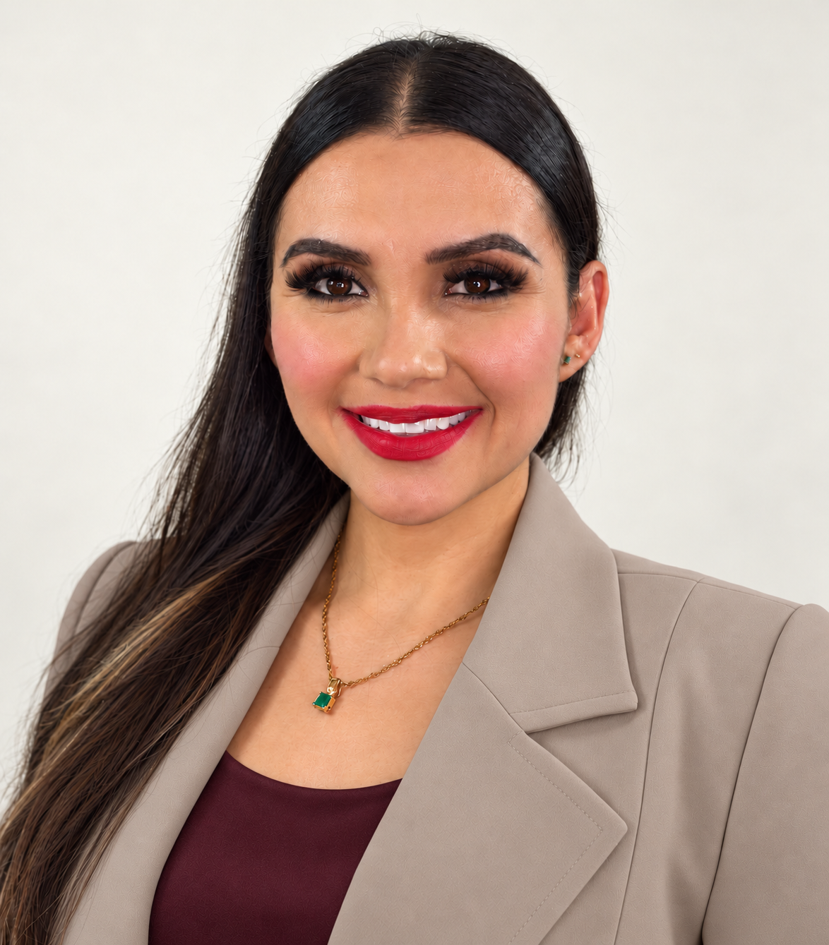 Carolina Frieri, con blazer taupe, top vino y una sonrisa cercana